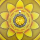 Köldökcsakra medál 35mm x 13mm Szirmos, magas lencsés