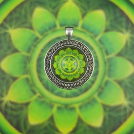 Szívcsakra medál 35mm x 13mm Szirmos, magas lencsés