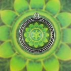 Szívcsakra medál 39mm x 15mm Gyöngysoros, magas lencsés