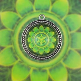 Szívcsakra medál 39mm x 15mm Gyöngysoros, magas lencsés