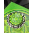 Szívcsakra medál 39mm x 15mm Gyöngysoros, magas lencsés