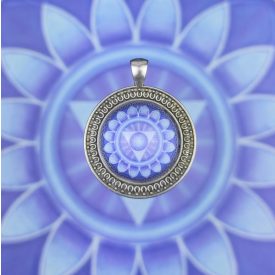 Torokcsakra medál 35mm x 13mm Szirmos, magas lencsés