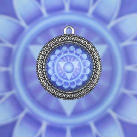 Torokcsakra medál 36mm x 13mm Hullámos, magas lencsés