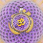 Om, Aum szimbólum medál-kulcstartó 33mm x 15mm Letisztult, magas lencsés