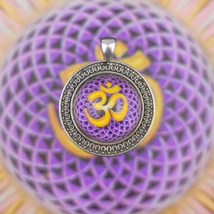Om, Aum szimbólum medál 35mm x 13mm Szirmos, magas lencsés