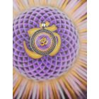 Om, Aum szimbólum medál 36mm x 13mm Hullámos, magas lencsés